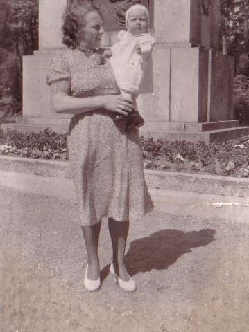 Mamas neue Schuhe und meine neue Muetze.jpg